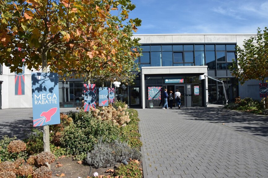 Das Dental-Depot van der Ven veranstaltete in seinem Firmensitz in Ratingen einen Marken-Outlet-Tag. Zu diesem Anlass konnten Markenprodukte und Ausstellungsstücke stark reduziert erstanden werden. © DTI