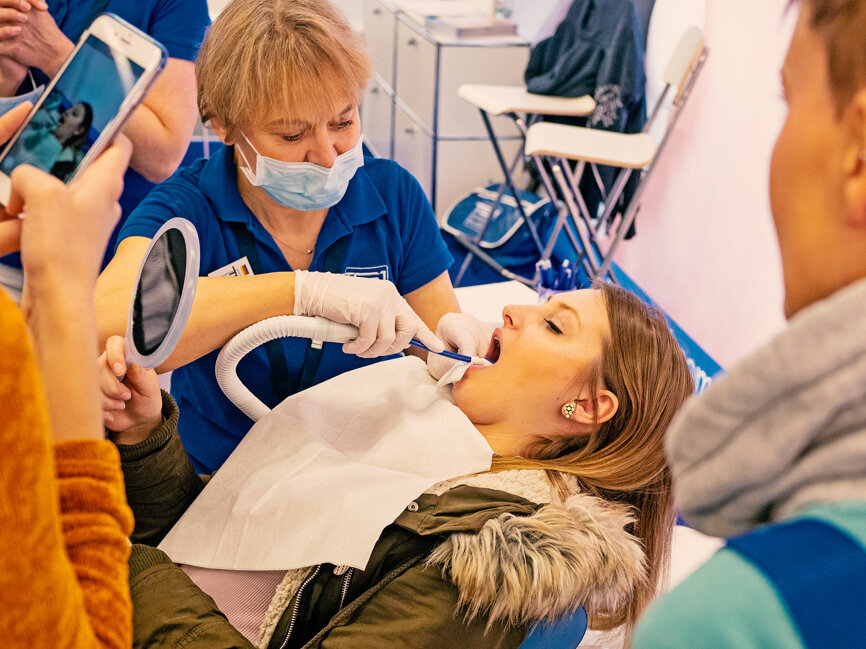 The TS1 Tongue Sanitizer gently and effectively removes bacterial tongue coatings in just one minute. (Photograph: Tom Carvalho, DTI) 