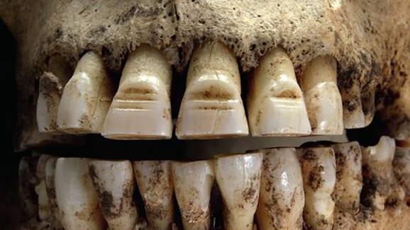 Zahnschmuck als Zeichen von Macht