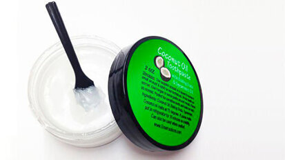 Un’azienda americana introduce il primo dentifricio commerciale all’olio di cocco