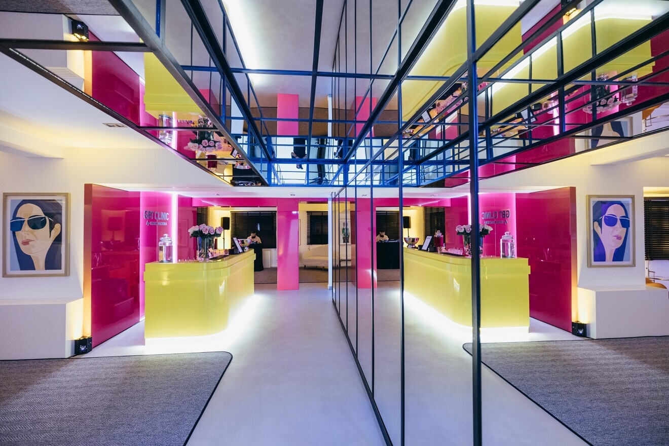 Jedes Detail in der GBT Clinic wurde so gestaltet, dass sich die Patienten wie zu Hause fühlen – vom Wartezimmer, das an eine Kunstgalerie erinnert, über die rosa Stühle in der GBT-Lounge bis hin zur klaren, modernen Ästhetik der Klinik.