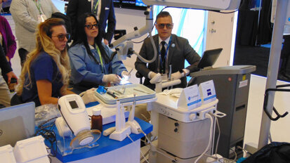Meeting attendees get a hands-on experience with the latest technology available form Sonendo. (Photo: Fred Michmershuizen/Dental Tribune America)