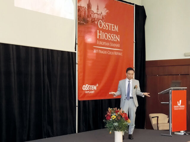 Požadavkům a pravidlům pro vyhovující zavedení implantátů věnoval přednášku Dr. David Chong z USA