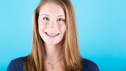 Zahnspangenträger glücklich mit Ergebnis Zahnspangenträger glücklich mit Ergebnis