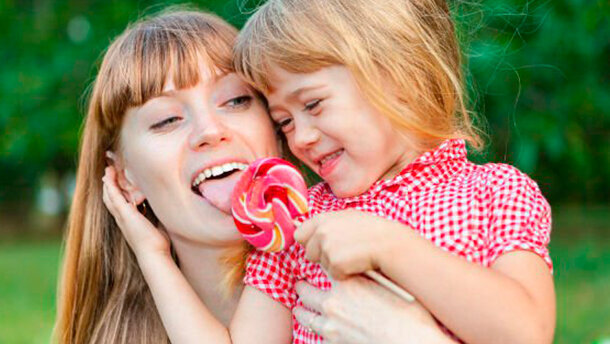 I batteri della bocca della madre mettono a rischio la salute dei bambini