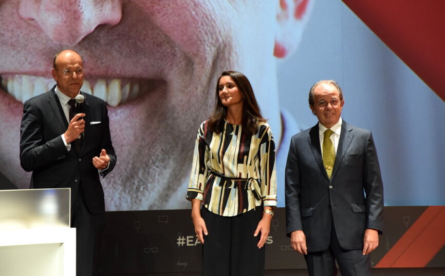 From left: EAO President Prof. Henning Schliephake and EAO 2019 chairs Drs Susana Noronha and Gil Alcoforado at the closing ceremony. (Photograph: Franziska Beier, DTI)