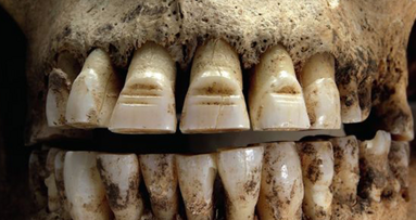 Zahnschmuck als Zeichen von Macht