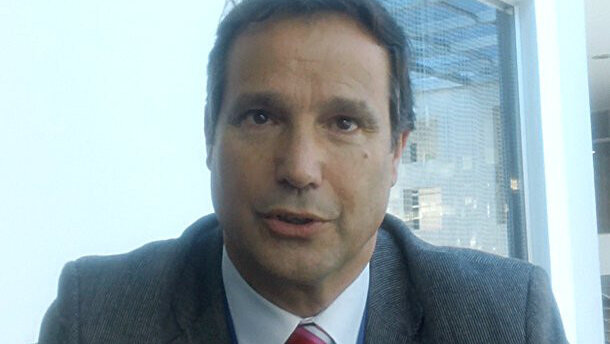 El Dr. Manzanares realiza la primera cirugía en vivo en un congreso en Pereira