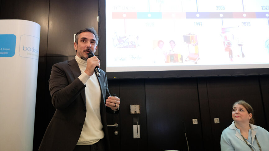 Dr Miguel Stanley at the botiss biomaterials press event. In April, botiss will launch a vitamin D testing system and a vitamin D3+K2 spray as suitable and convenient point-of-care solutions. Dr Stanley commented: “We are doctors of the oral cavity and in this capacity should measure vitamin D levels and give our patients supplementation if necessary to provide additional support when we perform complex surgery.” (Image: OEMUS MEDIA)