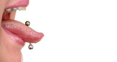 Kolczyki w języku mogą niszczyć zęby