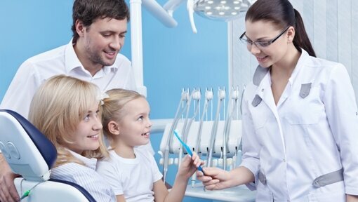 Ascultarea unei melodii in timpul periajului dentar poate ajuta copii sa se spele corecte pe dinti .