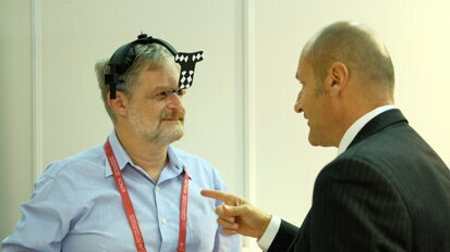 Doron Dekel, CEO of ClaroNav, and Luca Casalena discussing the Trace and Place technology. (Photograph: Timo Krause, OEMUS MEDIA)