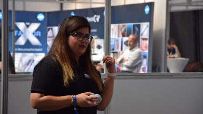 在 SHINING 3D，我们的目标是通过尖端技术提升牙科专业人员的生活质量