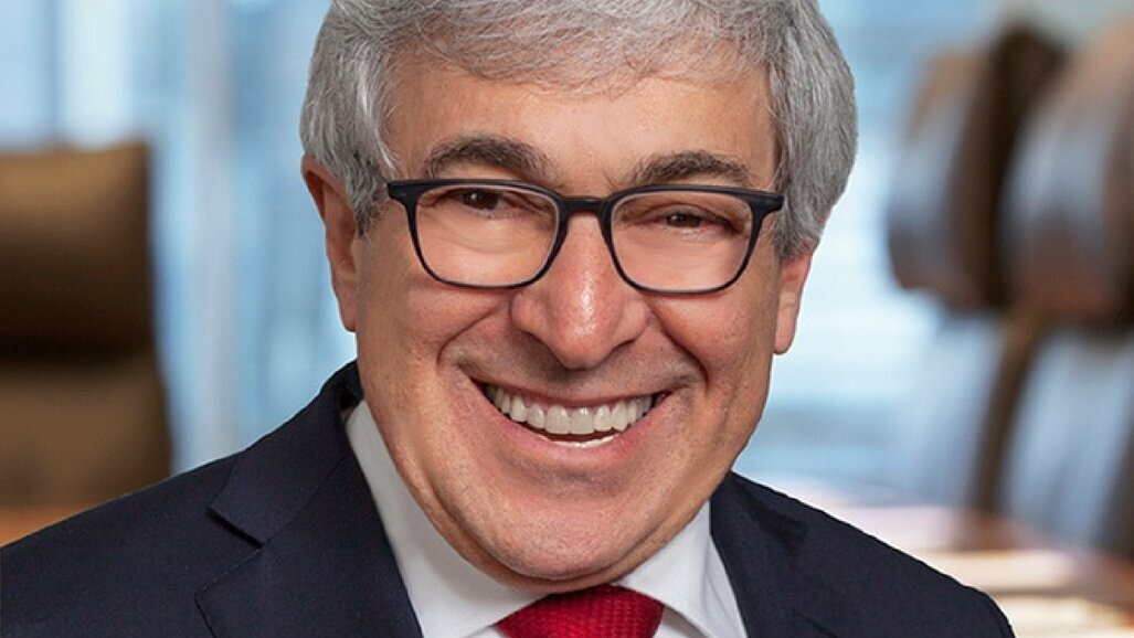 Stanley M. Bergman lascerà la carica di Chief Executive Officer di Henry Schein alla fine del 2025