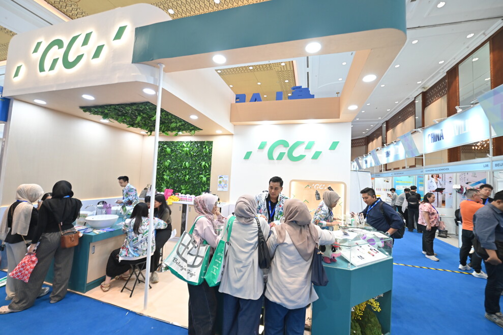 Participants explore the latest innovations in dentistry at IDEC 2025 in Jakarta. 