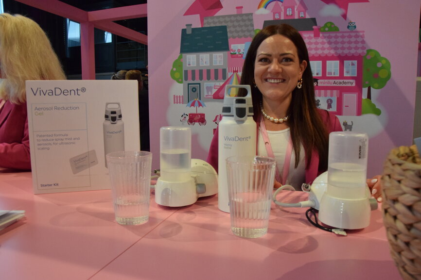 Hauptsponsor Ivoclar präsentierte das VivaDent Aerosol Reduction Gel.