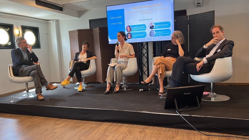 Table ronde sur la transition écologique dans le secteur bucco-dentaire, le 9 juin 2022 lors de l'Assemblée Générale du COMIDENT :  de gauche à droite,: Hervé Requillart, journaliste, le Dr Alice Baras, chirurgienne-dentiste et formatrice en accompagnement de la transition écologique en cabinet dentaire, Cécile Lemaitre, cheffe du bureau des produits chimiques à la Direction générale de la prévention des risques aux Ministères Écologie Énergie Territoires sur le volet santé environnement, Stéphanie Lumbers, directrice du Développement durable de la FEBEA et le Dr Julien Laupie, Secrétaire Général de l'Association dentaire française (ADF). © COMIDENT