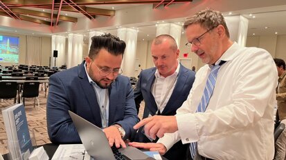 From left: Dr Saurabh Gupta, CleanImplant ambassador in India, and Dr Tudor Cocerhan, CleanImplant ambassador in Romania, asking Dr Dirk Duddeck questions after his presentation.