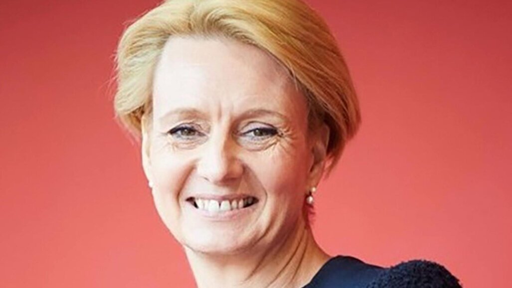 Chief Dental Officer for England to stand down