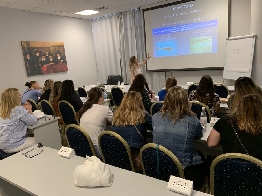 L’intervento della docente e tutor, Dott.ssa Chiara Attanasio, alla delegazione della School of Health Sciences presso l'Istituto Stomatologico Toscano (© Fondazione Istituto Stomatologico Toscano).