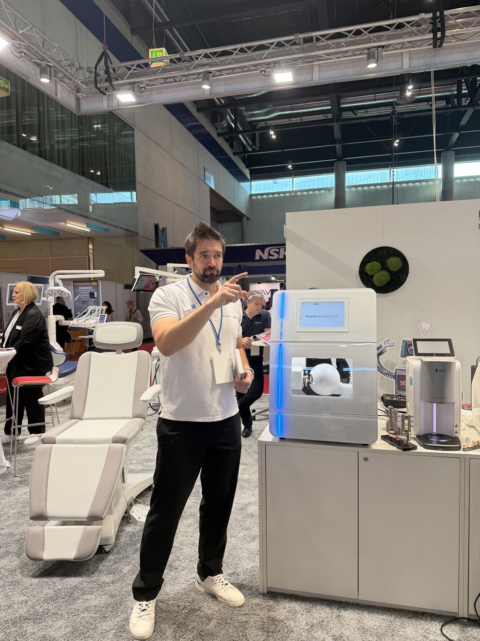 Robert Rosiak, Gebietsmanager Österreich bei Amann Girrbach, bei der Live-Demonstration des neuen Zolid Lunaris-Materials.