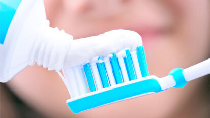 Triclosan kann sich in Zahnbürsten ablagern – und wieder freigesetzt werden Triclosan kann sich in Zahnbürsten ablagern – und wieder freigesetzt werden