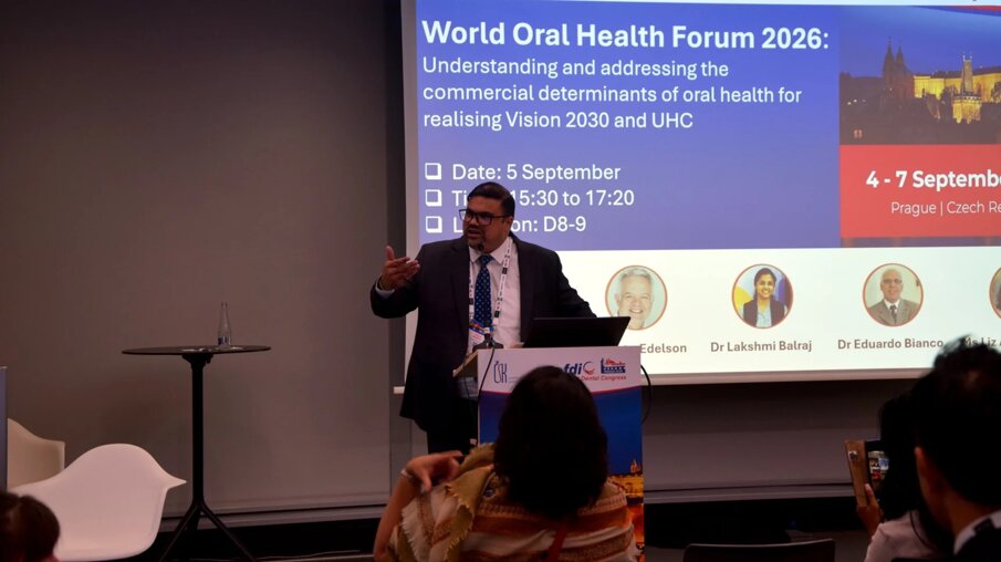 Dr. Manu Mathur, předseda expertní skupiny FDI Vision 2030 a přední odborník v oblasti globálního zdraví, moderoval FDI World Oral Health Forum.