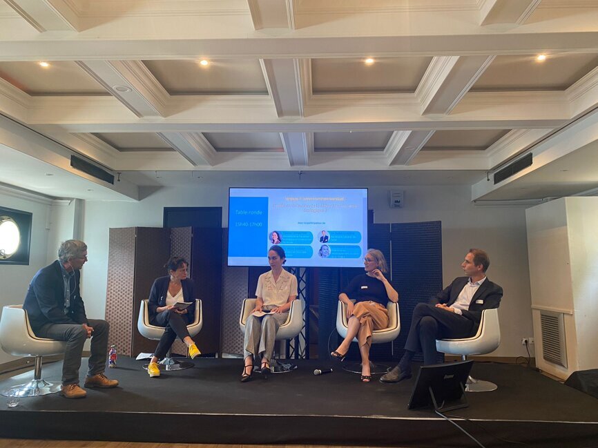 Table ronde sur la transition écologique dans le secteur bucco-dentaire, le 9 juin 2022 lors de l'Assemblée Générale du COMIDENT :  de gauche à droite,: Hervé Requillart, journaliste, le Dr Alice Baras, chirurgienne-dentiste et formatrice en accompagnement de la transition écologique en cabinet dentaire, Cécile Lemaitre, cheffe du bureau des produits chimiques à la Direction générale de la prévention des risques aux Ministères Écologie Énergie Territoires sur le volet santé environnement, Stéphanie Lumbers, directrice du Développement durable de la FEBEA et le Dr Julien Laupie, Secrétaire Général de l'Association dentaire française (ADF). © COMIDENT