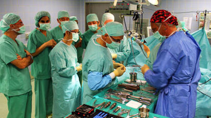 Seltene Kopf-OP: Ärzte aus aller Welt lernen in Siegen