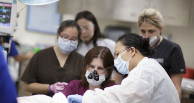 Η σημασία του συντονιστή της οδοντιατρικής θεραπείας Η γέφυρα για την αποδοχή του σχεδίου θεραπείας