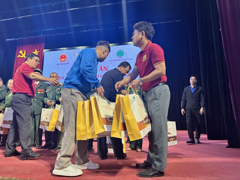 Osstem Implant’s Vietnamese subsidiary hands out gifts to attendees at an appreciation event hosted by Hanoi Central Dental Hospital in Vietnam.