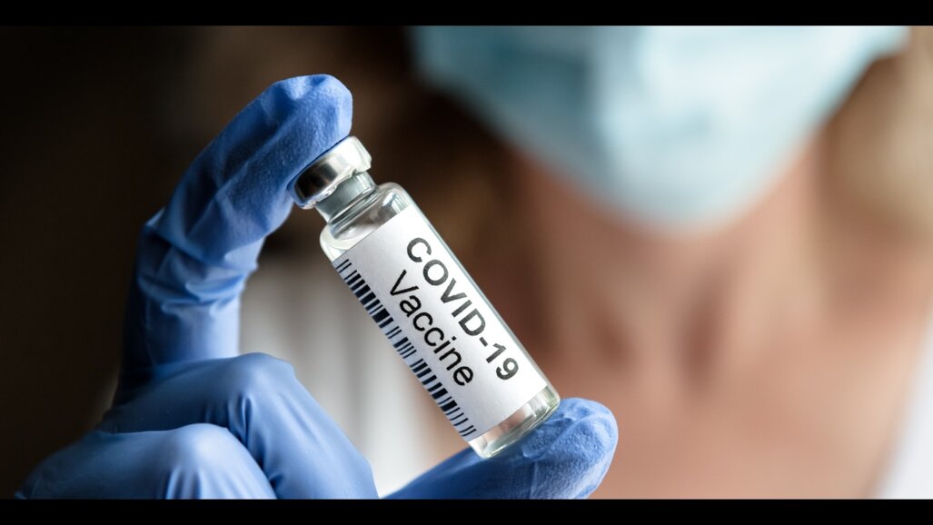 Vacinas contra a COVID-19 e sintomas orais: como um estudo de segurança foi distorcido por comentários antivacina