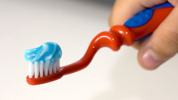 Смяната на четката за зъби след гърлобол може би е ненужна