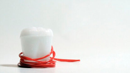 Il filo interdentale sotto i riflettori