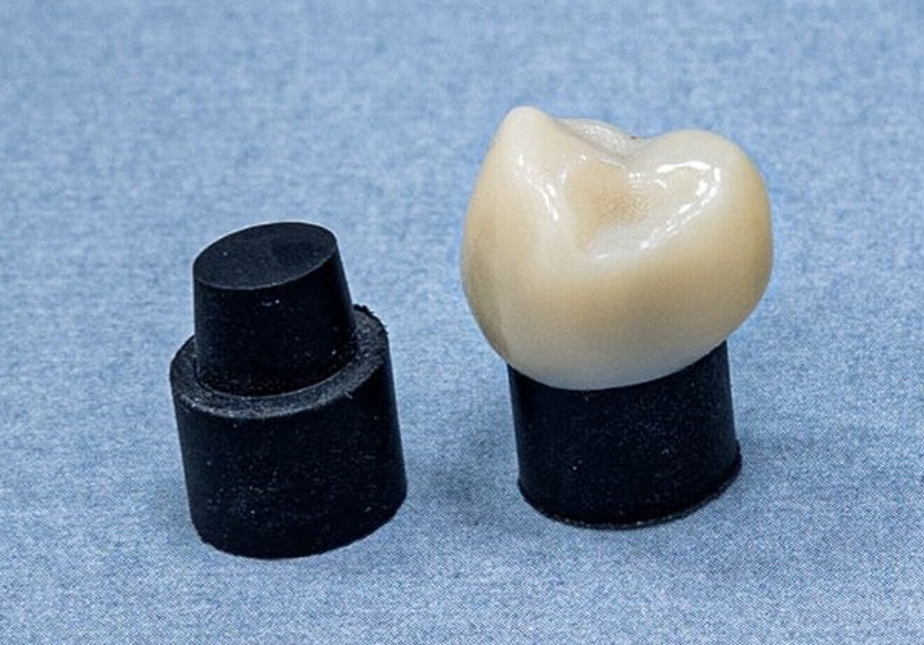 Dentine analogue material substrate (left) and substrate in a ceramic crown (right).