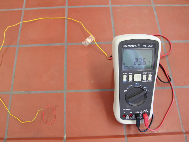 Uvolněná energie může být fyzikálně naměřena.