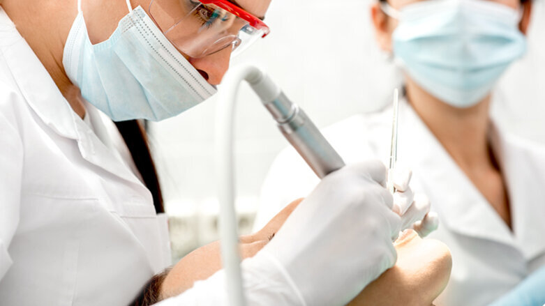 Vědci vyvíjejí ergonomickou podprsenku pro zubní lékařky