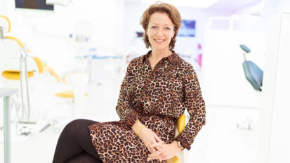 The right dental unit—also for left-handed users