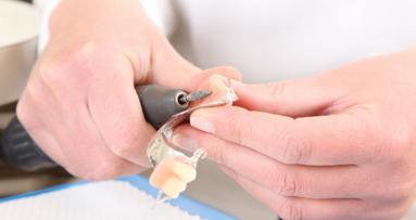 Profilo sanitario dell’odontotecnico: AIO precisa la sua posizione