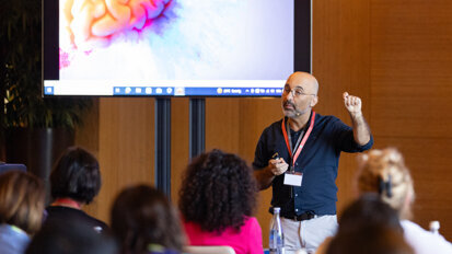 Dr Mário Rui Araújo explaining how dental hygiene and behavioural change go hand in hand. (Image: Curaden)