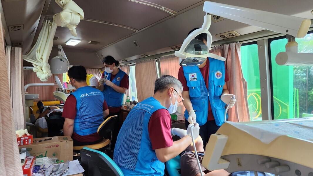 Dentists from the South Korean Jeju Medical Association, in collaboration with Osstem Implant’s Philippines subsidiary, offered complimentary dental examinations and treatment to residents of the Santa Maria area. 