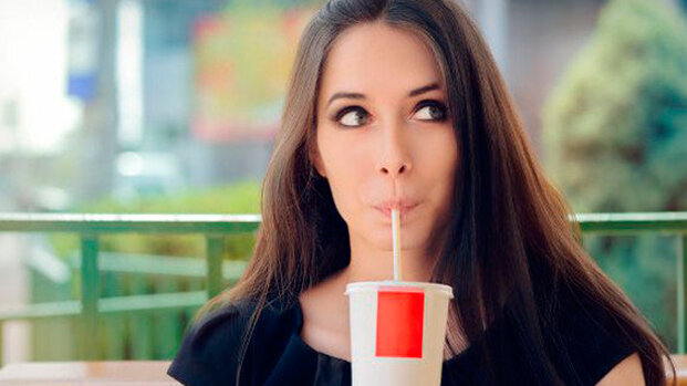 Bere tra i pasti può accentuare l’erosione dei denti