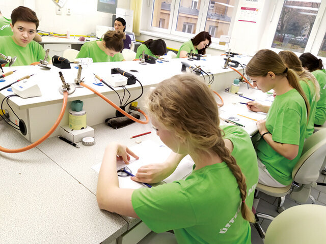 Soustředěná práce soutěžících na kresbě