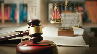 Non riesce a dimostrare di avere prescritto l’igiene orale di mantenimento: condannato il dentista