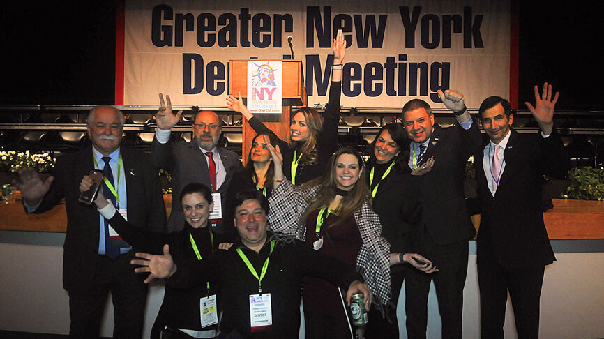 El Dr. Wilson Chediek, Presidente de la Asociación de Cirujanos Dentistas de São Paulo, con un grupo de miembros de su institución en el Congreso de Nueva York 2019. (Foto: José Antonio Rosario para Dental Tribune)