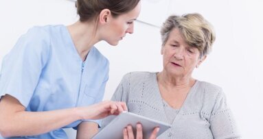 Abordagem individualizada é necessária para melhorar a saúde oral de pacientes de home care