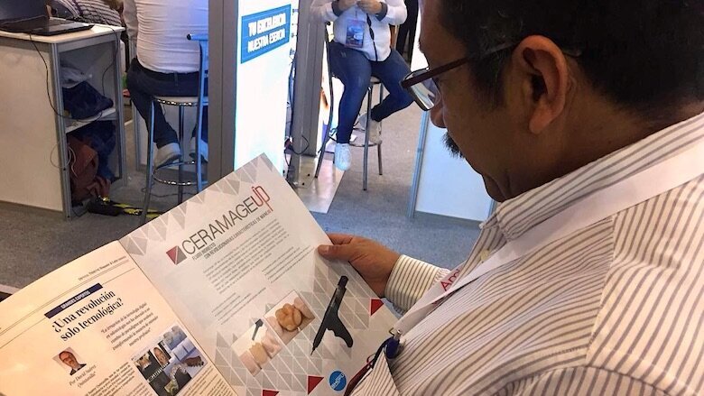 Odontólogos, técnicos dentales, estudiantes y personas de todas las edades recibieron ejemplares de Dental Tribune y de AMIC Today, el periódico de ferias de la editorial. Incluso niños y hasta un osito de peluche, como se aprecia en las fotos, se divirtieron y aprendieron leyendo la publicación más leída en América Latina. (Fotos: Michelle Arias)