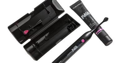 Escova elétrica hidrosônica Black is White potencializa o clareamento dos dentes