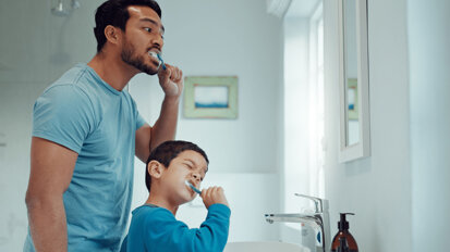 Kinder­zahnpasten im Test: Die günstigsten Produkte schneiden am besten ab