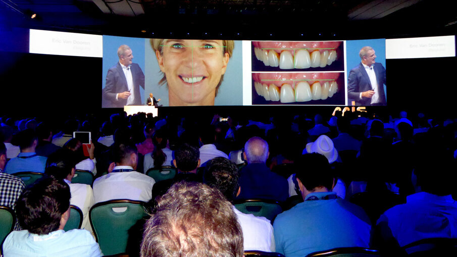 The Belgian Eric Van Dooren revealed techniques to optimize the implants in the aesthetic zone. (Photo: Javier de Pison / DT Latin America)